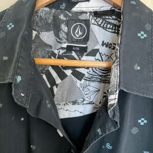 Volcom Men's button up Shirt with retro 80's design size XL